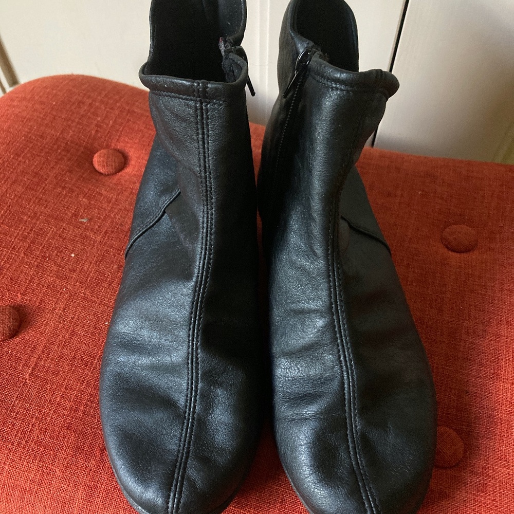 Arcopedico black vegan quintessential comfort ankle boots, zippers, 7.5